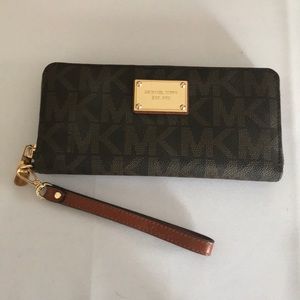 Michael Kors Zip Wallet Wristlet Signature*NWOT*